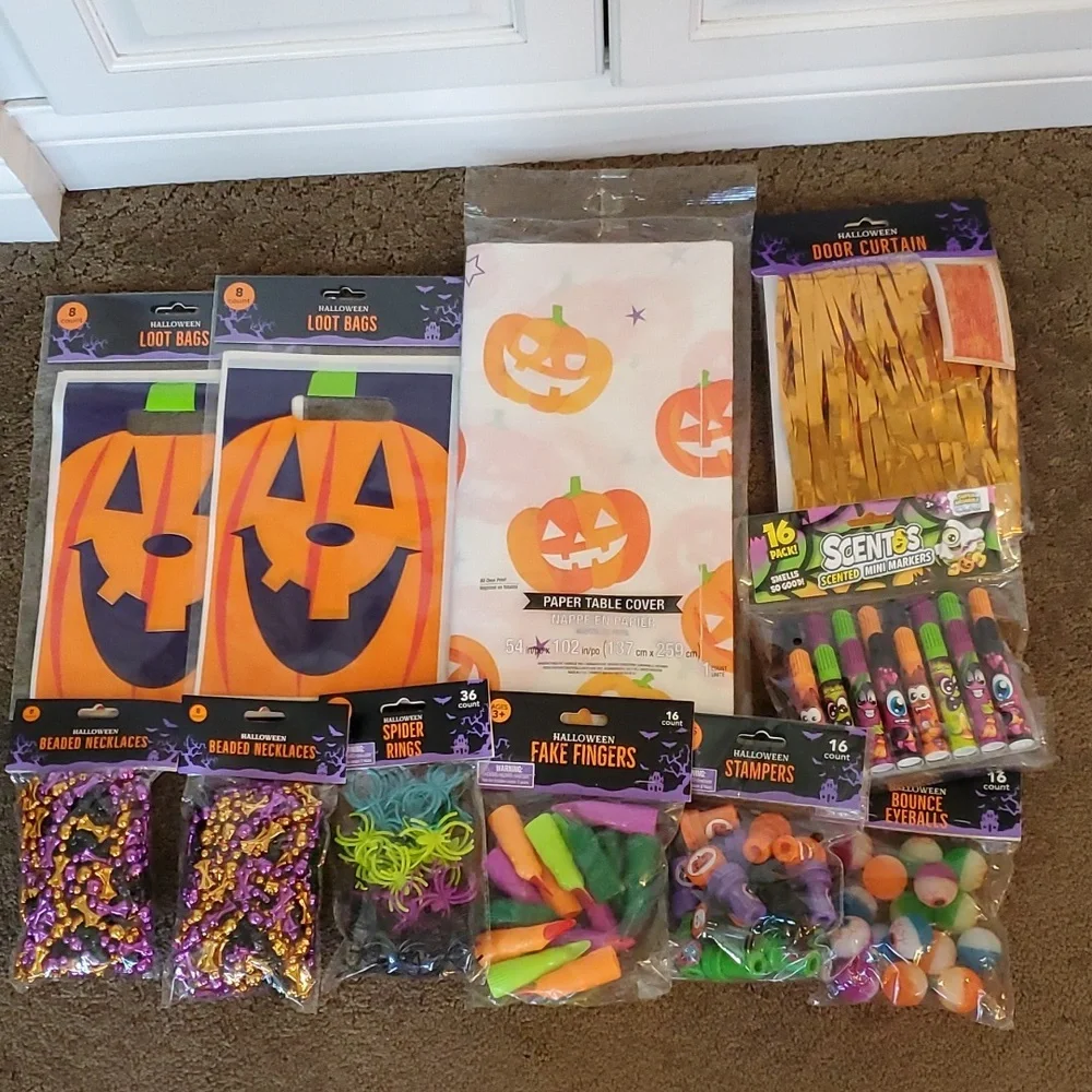 HALLOWEEN PARTY Supplies Loot Bags Prizes Tablecloth Curtain Necklace for 16 NIP